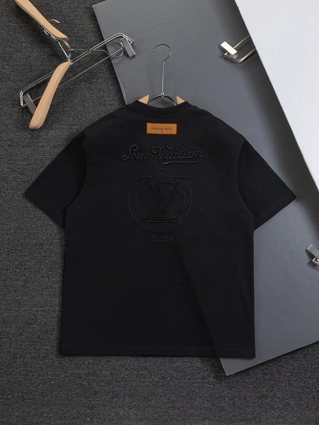 🅿️200 Louis Vuitton 1V LV lv slightly wide version S-XL LV 26ss new products are available at the counter simultaneously. Multiple craftsmanship. Classic simple letters on the chest🪡 embroidery. Simple letters on the back are hollowed out🪡 embroidery. Round neck short-sleeved T-shirt, same style for men and women! Consigned to one-to-one creation. Synchronized with the official website, pure cotton fabrics at the counter! It is close to the skin and comfortable, durable and easy to wear. It has a classic and simple logo design and meticulous original craftsmanship. Short-sleeves, a must-have item for men, do not appear to be the same for the general public, but must be unique and eye-catching. This LV short-sleeve is all about quality, comfort, the same shape and fashion as always, including fabrics and cutting techniques. All of them have been made with great effort! 320 grams of washed pure cotton fabric, pure cotton is breathable, very refreshing and comfortable for daily wear. The rib knitting on the neckline is smooth and tight, and the neckline will not be skewed if you toss it at will. The loose version, you will find that it looks really good on the upper body. The overall is minimalist and neat, super versatile for daily use! Pair it casually with a pair of pants for a youthful look. A T-shirt will make your outfit crazy. It is a fashionable item that can never go wrong! Color: Black White Size: S-XL Size chart: S: Shoulder width 50-Bust 56-Length 70 M: Shoulder width 52-Bust 57-Length 72 L: Shoulder width 54-Bust 59-Length 74 XL: Shoulder width 56-Bust 62-Length 76